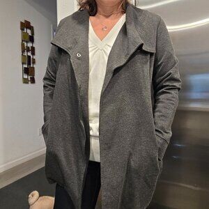 Grey jacket with pockets and snap closure